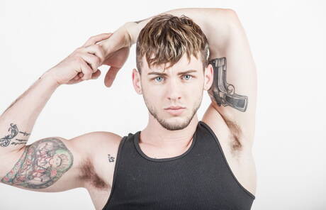 El galán americano Colton Grey se desnuda y muestra su culo apretado