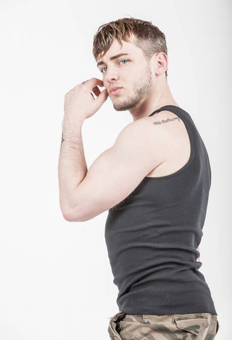 El galán americano Colton Grey se desnuda y muestra su culo apretado