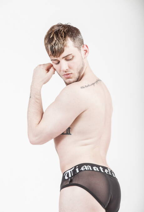 El galán americano Colton Grey se desnuda y muestra su culo apretado