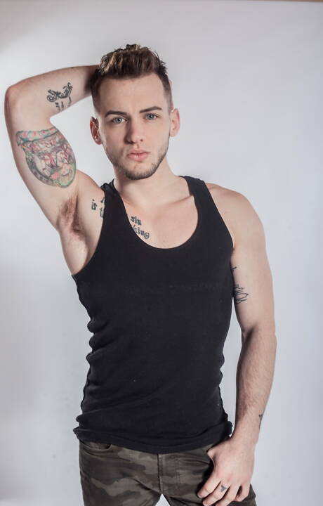 Las estrellas estadounidenses Billy Santoro y Colton Grey muestran un cuerpo perfecto.