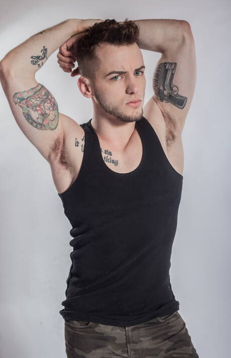 Las estrellas estadounidenses Billy Santoro y Colton Grey muestran un cuerpo perfecto.