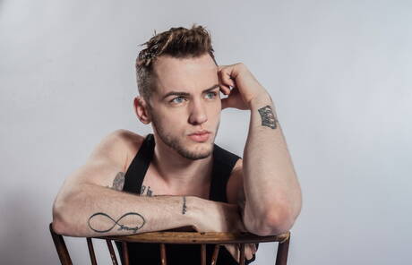 Las estrellas estadounidenses Billy Santoro y Colton Grey muestran un cuerpo perfecto.