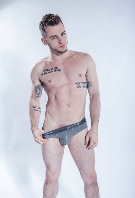 Las estrellas estadounidenses Billy Santoro y Colton Grey muestran un cuerpo perfecto.