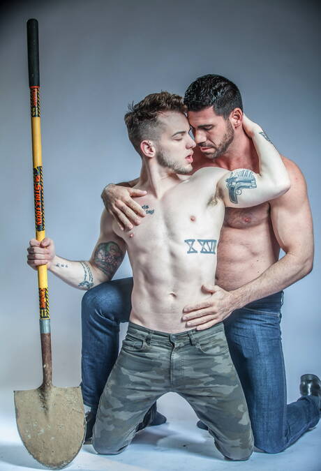 Las estrellas estadounidenses Billy Santoro y Colton Grey muestran un cuerpo perfecto.