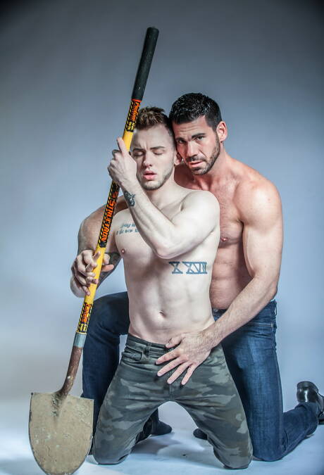 Las estrellas estadounidenses Billy Santoro y Colton Grey muestran un cuerpo perfecto.