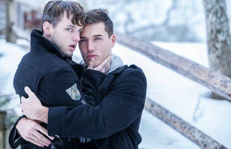 De goed gebouwde Franse Theo Ford en de goed gebouwde Amerikaanse Colton Grey poseren naakt buiten