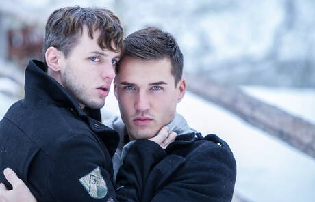 De goed gebouwde Franse Theo Ford en de goed gebouwde Amerikaanse Colton Grey poseren naakt buiten