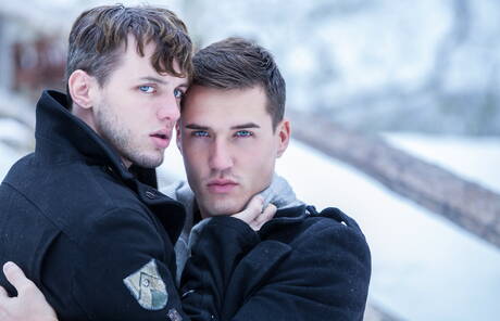 De goed gebouwde Franse Theo Ford en de goed gebouwde Amerikaanse Colton Grey poseren naakt buiten