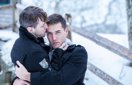 De goed gebouwde Franse Theo Ford en de goed gebouwde Amerikaanse Colton Grey poseren naakt buiten