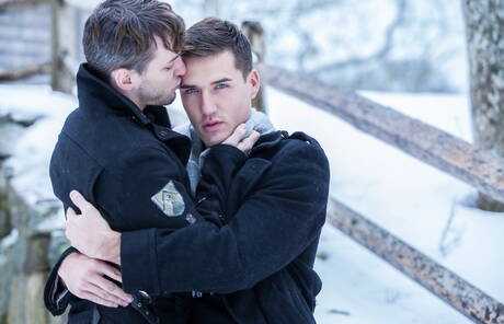 De goed gebouwde Franse Theo Ford en de goed gebouwde Amerikaanse Colton Grey poseren naakt buiten