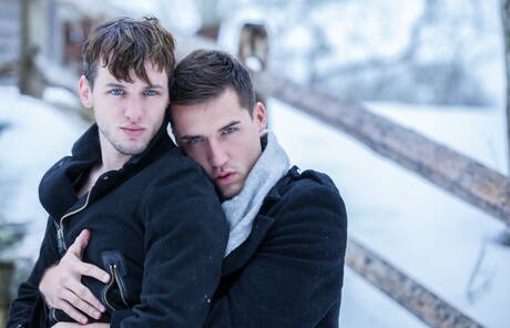 De goed gebouwde Franse Theo Ford en de goed gebouwde Amerikaanse Colton Grey poseren naakt buiten