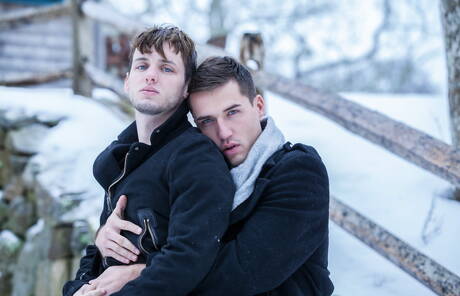 De goed gebouwde Franse Theo Ford en de goed gebouwde Amerikaanse Colton Grey poseren naakt buiten