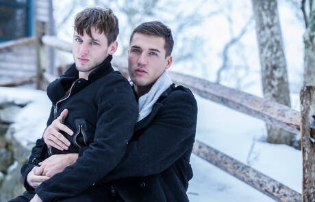 De goed gebouwde Franse Theo Ford en de goed gebouwde Amerikaanse Colton Grey poseren naakt buiten