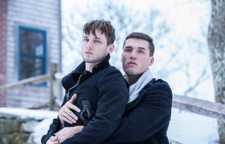 De goed gebouwde Franse Theo Ford en de goed gebouwde Amerikaanse Colton Grey poseren naakt buiten