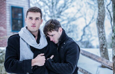 De goed gebouwde Franse Theo Ford en de goed gebouwde Amerikaanse Colton Grey poseren naakt buiten