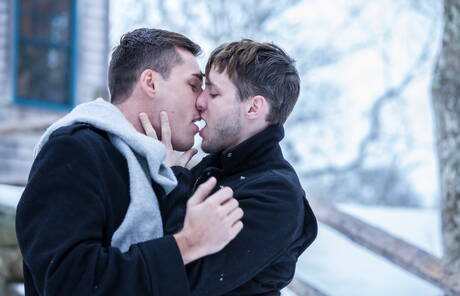 De goed gebouwde Franse Theo Ford en de goed gebouwde Amerikaanse Colton Grey poseren naakt buiten