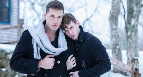 De goed gebouwde Franse Theo Ford en de goed gebouwde Amerikaanse Colton Grey poseren naakt buiten