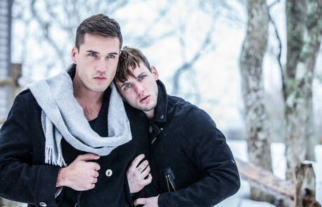 De goed gebouwde Franse Theo Ford en de goed gebouwde Amerikaanse Colton Grey poseren naakt buiten