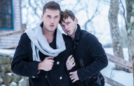 De goed gebouwde Franse Theo Ford en de goed gebouwde Amerikaanse Colton Grey poseren naakt buiten