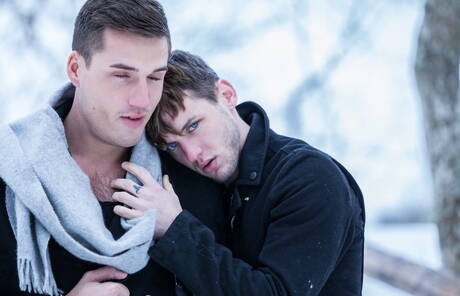 De goed gebouwde Franse Theo Ford en de goed gebouwde Amerikaanse Colton Grey poseren naakt buiten