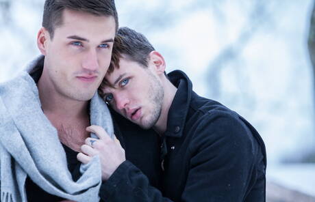 De goed gebouwde Franse Theo Ford en de goed gebouwde Amerikaanse Colton Grey poseren naakt buiten