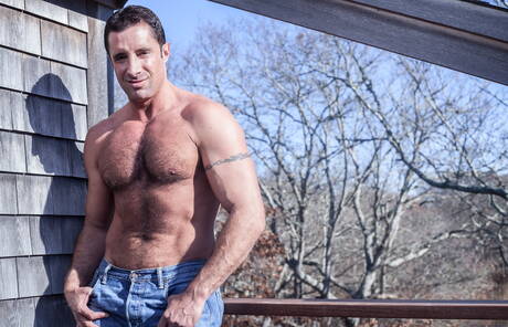 Amerikaanse hengst Nick Capra toont een prachtig lichaam aan de buitenkant