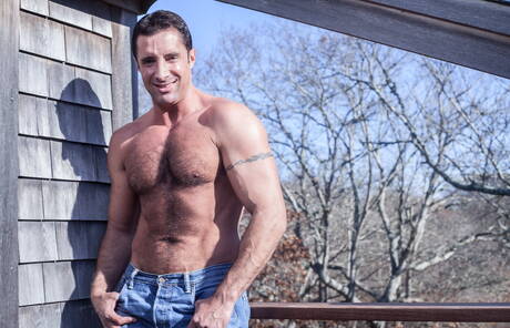 Amerikaanse hengst Nick Capra toont een prachtig lichaam aan de buitenkant