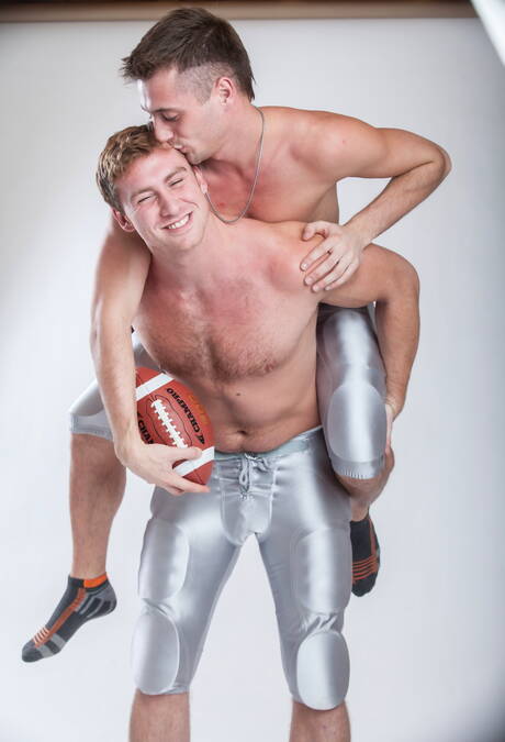 Os amigos safados Connor Maguire, Colton Grey e Jd Phoenix em uma foda a três quente