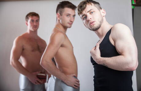 Les copains coquins Connor Maguire, Colton Grey et Jd Phoenix dans un trio torride