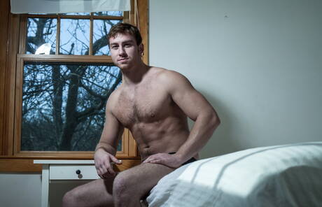 美國大力士康納馬奎爾全裸露臀