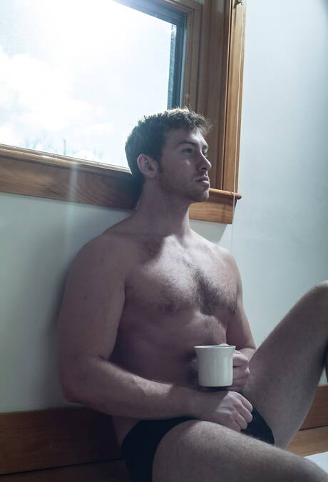 美國大力士康納馬奎爾全裸露臀