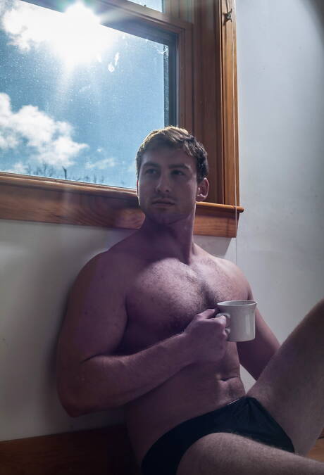 美國大力士康納馬奎爾全裸露臀