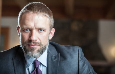 Le costaud américain Dirk Caber montre un corps costaud