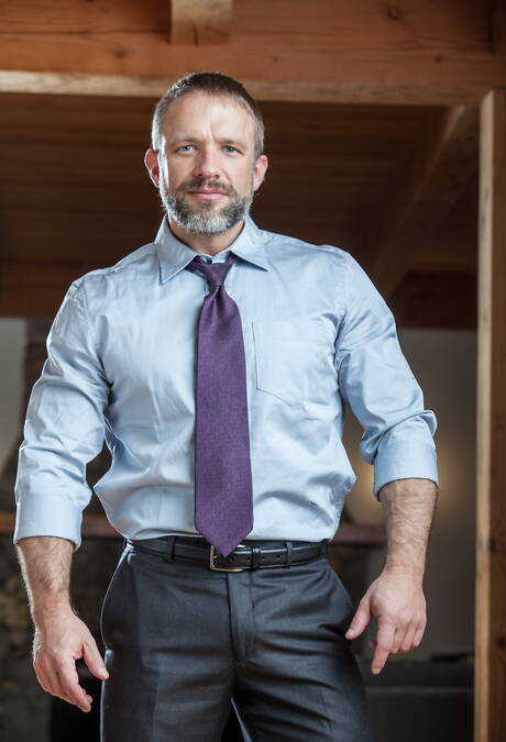 Le costaud américain Dirk Caber montre un corps costaud