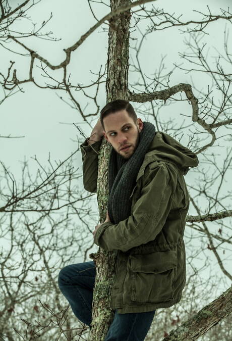 O lindo garanhão americano peludo Alex Greene e o garanhão Wolf Hudson mostram um corpo perfeito por fora