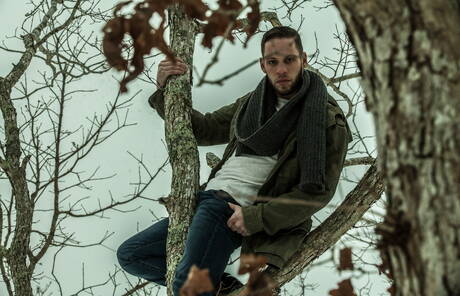 O lindo garanhão americano peludo Alex Greene e o garanhão Wolf Hudson mostram um corpo perfeito por fora