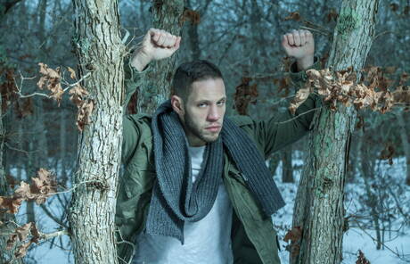 O lindo garanhão americano peludo Alex Greene e o garanhão Wolf Hudson mostram um corpo perfeito por fora