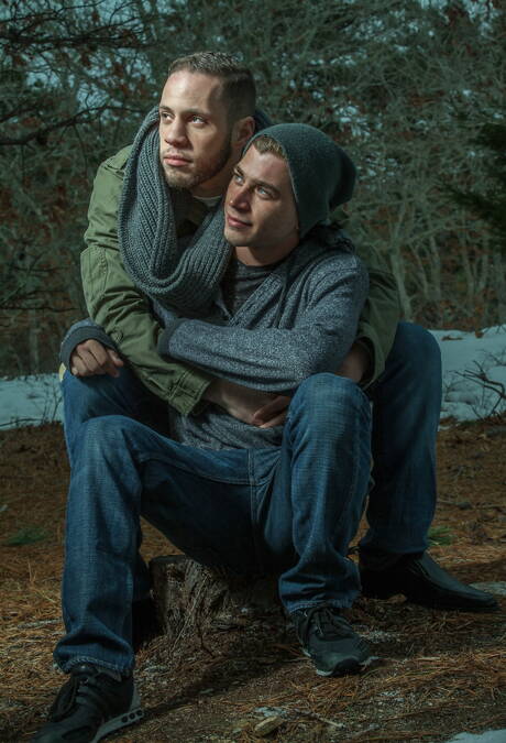 O lindo garanhão americano peludo Alex Greene e o garanhão Wolf Hudson mostram um corpo perfeito por fora