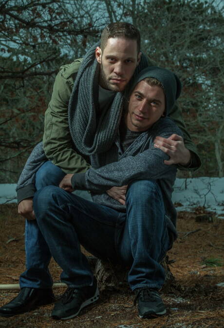 O lindo garanhão americano peludo Alex Greene e o garanhão Wolf Hudson mostram um corpo perfeito por fora