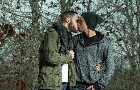 O lindo garanhão americano peludo Alex Greene e o garanhão Wolf Hudson mostram um corpo perfeito por fora