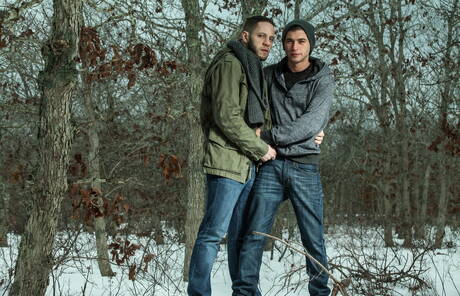 O lindo garanhão americano peludo Alex Greene e o garanhão Wolf Hudson mostram um corpo perfeito por fora