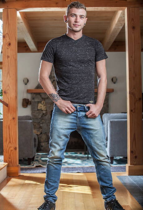 American otter Alex Greene undressing and showing hot butt