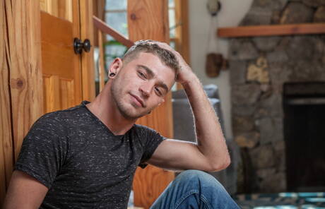 La lontra americana Alex Greene si spoglia e mostra il suo sedere caldo