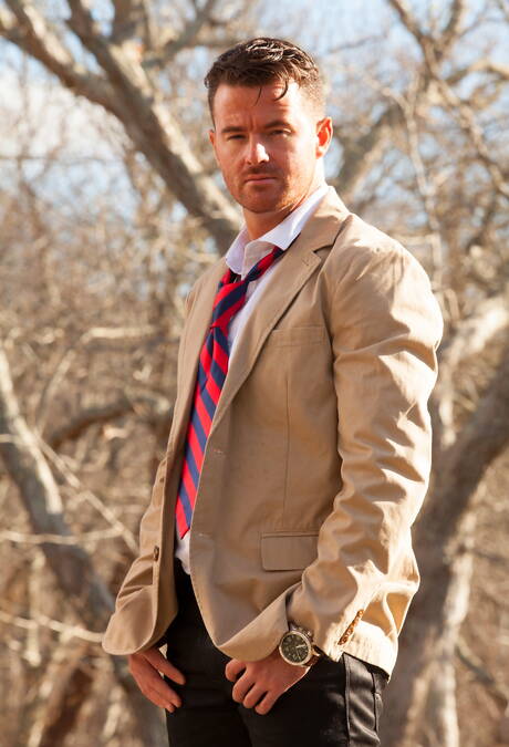 Ierse harige beer Brendan Patrick en Amerikaanse sterke man Ian Levine tonen een prachtig lichaam in de buitenlucht