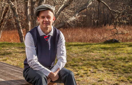 El oso peludo irlandés Brendan Patrick y el hombre fuerte estadounidense Ian Levine muestran un hermoso cuerpo al aire libre