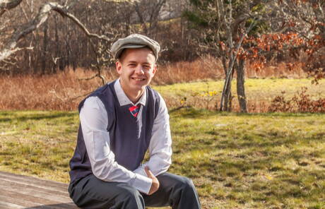El oso peludo irlandés Brendan Patrick y el hombre fuerte estadounidense Ian Levine muestran un hermoso cuerpo al aire libre