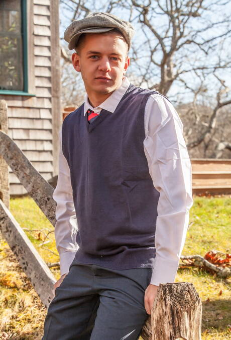 El oso peludo irlandés Brendan Patrick y el hombre fuerte estadounidense Ian Levine muestran un hermoso cuerpo al aire libre