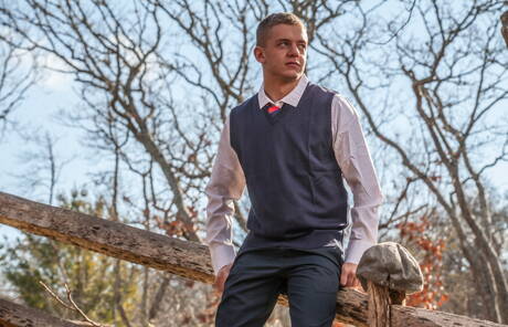 El oso peludo irlandés Brendan Patrick y el hombre fuerte estadounidense Ian Levine muestran un hermoso cuerpo al aire libre