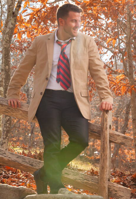 El oso peludo irlandés Brendan Patrick y el hombre fuerte estadounidense Ian Levine muestran un hermoso cuerpo al aire libre