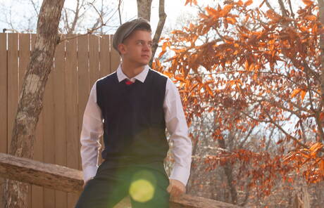 El oso peludo irlandés Brendan Patrick y el hombre fuerte estadounidense Ian Levine muestran un hermoso cuerpo al aire libre